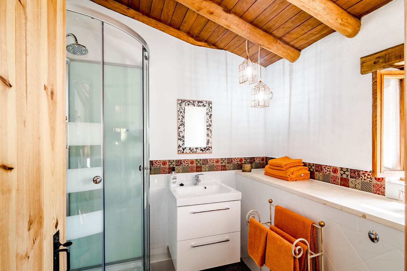 En suite bathroom (walk-in shower)